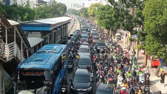 Kemacetan Melanda Mampang hingga Warung Jati Barat Parah Pagi Ini