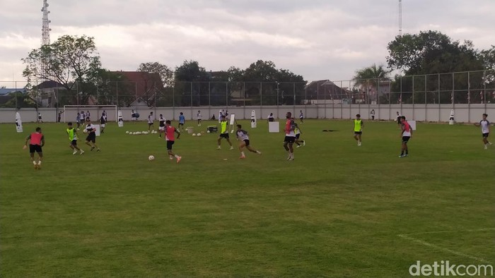 Latihan PSM Makassar di Stadion Kalegowa jelang melawan Persis Solo di laga perdana Liga 1 2024/2025.