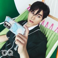 Meski tidak diturunkan untuk Olimpiade Paris 2024, atlet yang berada di posisi 34 dunia tersebut jadi perbincangan. Dalam pemotretan terbaru untuk GQ, Lim Sung Jin memamerkan visual yang bikin penggemar terpesona sekaligus familiar. Foto: Instagram Lim Sung Jin