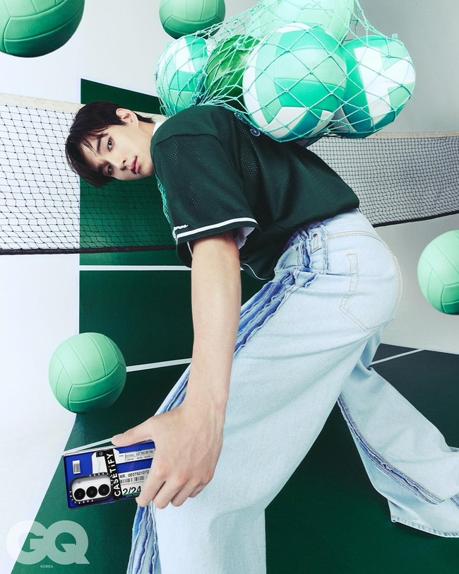 Selagi mempromosikan case handphone, banyak orang memuji penampilan Lim Sung Jin yang menawan. Dalam salah satu footonya, pria 25 tahun itu disebut mirip Kim Soo Hyun karena bentuk mata mereka. Adapun yang menyebutnya mirip Park Hyung Sik. Foto: Instagram Lim Sung Jin