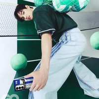 Selagi mempromosikan case handphone, banyak orang memuji penampilan Lim Sung Jin yang menawan. Dalam salah satu footonya, pria 25 tahun itu disebut mirip Kim Soo Hyun karena bentuk mata mereka. Adapun yang menyebutnya mirip Park Hyung Sik. Foto: Instagram Lim Sung Jin