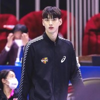 Cukup banyak atlet Korea yang visualnya dibandingkan dengan para aktor dan idol. Pemain voli Lim Sung Jin ini jadi viral setelah disebut punya gabungan beberapa sosok terkenal. Foto: Instagram Lim Sung Jin