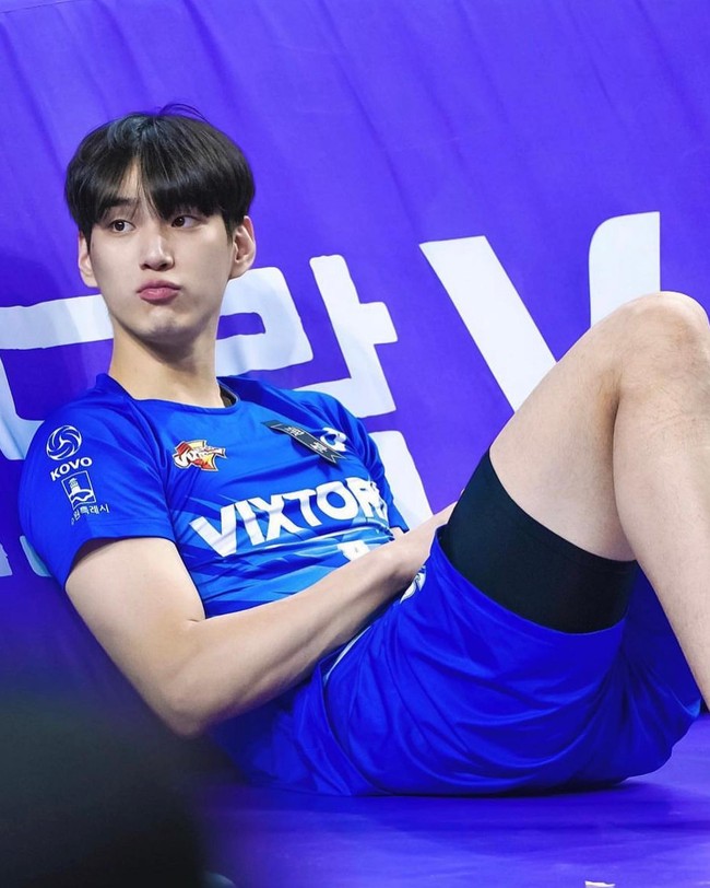 Lim Sung Jin adalah pemain timnas voli Korea Selatan. Penampilannya baru-baru ini kembali viral setelah disandingkan dengan aktor Kim Soo Hyun. Foto: Instagram Lim Sung Jin