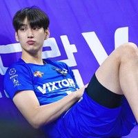 Lim Sung Jin adalah pemain timnas voli Korea Selatan. Penampilannya baru-baru ini kembali viral setelah disandingkan dengan aktor Kim Soo Hyun. Foto: Instagram Lim Sung Jin