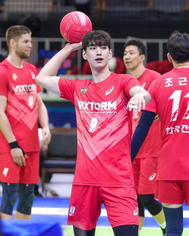 Sebelum foto pemotretan ini, Lim Sung Jin memang sudah sering jadi perhatian karena penampilannya. Di Instagram, ia pun sering mengunggah fotonya baik di lapangan maupun keseharian. Foto: Instagram Lim Sung Jin