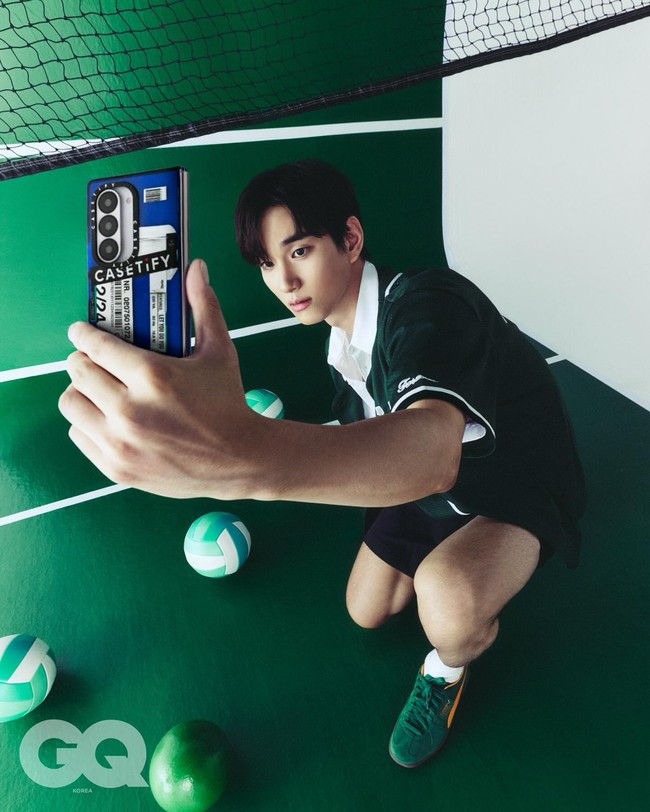 Dalam pemotretan, Lim Sung Jin berpose dengan tema voli sesuai dengan bidangnya. Bedanya, ia tampil lebih stylish dibanding ketika berlaga di lapangan. Foto: Instagram Lim Sung Jin