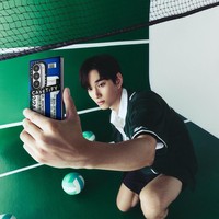 Dalam pemotretan, Lim Sung Jin berpose dengan tema voli sesuai dengan bidangnya. Bedanya, ia tampil lebih stylish dibanding ketika berlaga di lapangan. Foto: Instagram Lim Sung Jin