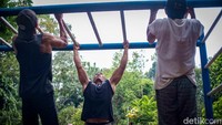 Tiang-tiang dan fasilitas yang ada di taman pun bisa menjadi tempat berlatih. Lewat tempat bermain, gerakan seperti pull up salah satunya bisa dilakukan untuk memperkuat otot inti atau core.   