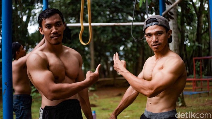Mantap, Tempat Bermain di Taman Bisa Jadi Alat Bentuk Otot Olah fisik bisa dilakukan di mana saja dan kapan saja. Dengan bermodal tempat bermain di taman bisa membentuk otot lebih kekar.