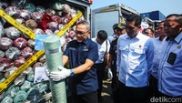 Barang impor ilegal yang akan dimusnahkan itu berupa pakaian hingga barang elektronik bekas yang dikirim dari luar negeri dengan dokumen tidak lengkap.  
