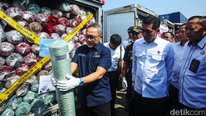 Satgas Pengawasan Barang Tertentu yang Diberlakukan Tata Niaga Impor menyita dan memusnahkan barang impor ilegal senilai Rp 46 miliar. Pemusnahan dipimpin oleh Mendag Zulkifli Hasan.
