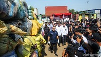 Zulhas mengatakan total nilai temuan barang impor ilegal ini mencapai Rp 46,18 miliar.  