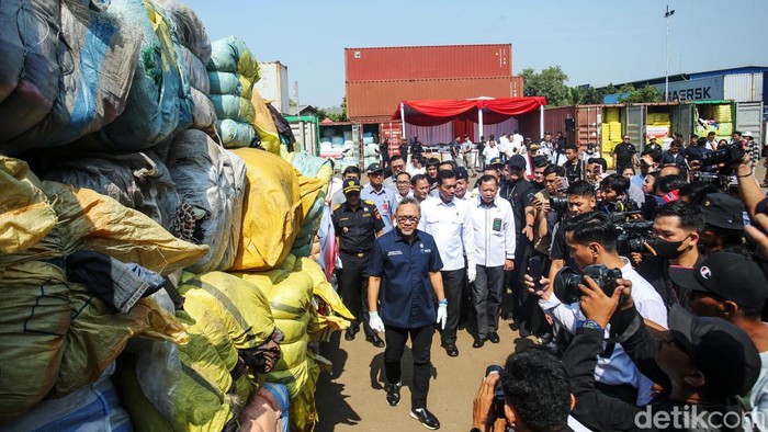 Satgas Pengawasan Barang Tertentu yang Diberlakukan Tata Niaga Impor menyita dan memusnahkan barang impor ilegal senilai Rp 46 miliar. Pemusnahan dipimpin oleh Mendag Zulkifli Hasan.