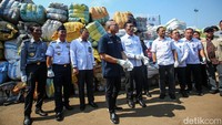 Zulhas menunjukkan barang impor ilegal itu dengan didampingi Satgas Impor Ilegal.