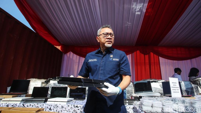Mendag Zulhas Musnahkan Barang Impor Ilegal Rp 46 Miliar Satgas Pengawasan Barang Tertentu yang Diberlakukan Tata Niaga Impor menyita dan memusnahkan barang impor ilegal senilai Rp 46 miliar. Pemusnahan dipimpin oleh Mendag Zulkifli Hasan.