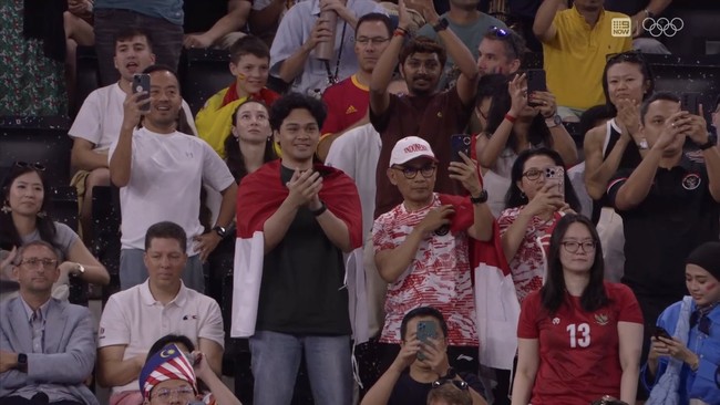 Gregoria Mariska Tunjung telah mengharumkan nama Indonesia di kancah dunia. Mikha Angelo terlihat berdiri di area tribun untuk mendukung kekasihnya selama pertandingannya di Olimpiade Paris 2024. Foto: Instagram