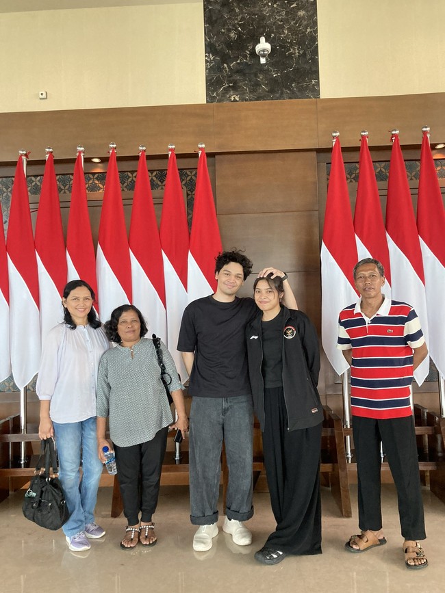 Gregoria sempat terpikir untuk pensiun karena performanya menurun beberapa tahun ke belakang akibat cedera. Namun, kehadiran tunangannya Mikha membuat Gregoria tegar dan terus berkarier sebagai pebulutangkis. Hingga memenangkan medali untuk Indonesia di Olimpiade Paris 2024. Foto: Instagram