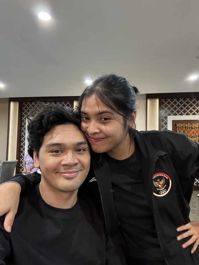 Sejak awal pertandingan, Mikha Angelo tak pernah melewatkan aksi Gregoria Mariska Tunjung di lapangan Porte de La Chapelle Arena Paris. Sampai akhirnya berhasil memenangkan medali perunggu untuk Indonesia di Olimpiade Paris 2024. Foto: Instagram
