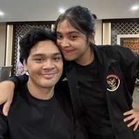 Sejak awal pertandingan, Mikha Angelo tak pernah melewatkan aksi Gregoria Mariska Tunjung di lapangan Porte de La Chapelle Arena Paris. Sampai akhirnya berhasil memenangkan medali perunggu untuk Indonesia di Olimpiade Paris 2024. Foto: Instagram