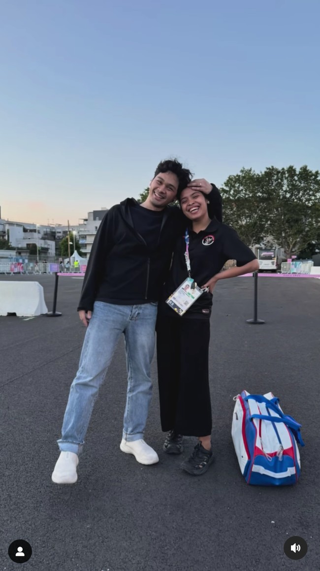 Penyanyi Mikha Angelo terbang ke Paris untuk menunjukkan dukungannya kepada Gregoria Mariska Tunjung. Tunangannya itu mewakili Indonesia sebagai pemain bulutangkis tunggal putri di Olimpiade 2024. Foto: Instagram