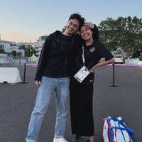 Penyanyi Mikha Angelo terbang ke Paris untuk menunjukkan dukungannya kepada Gregoria Mariska Tunjung. Tunangannya itu mewakili Indonesia sebagai pemain bulutangkis tunggal putri di Olimpiade 2024. Foto: Instagram