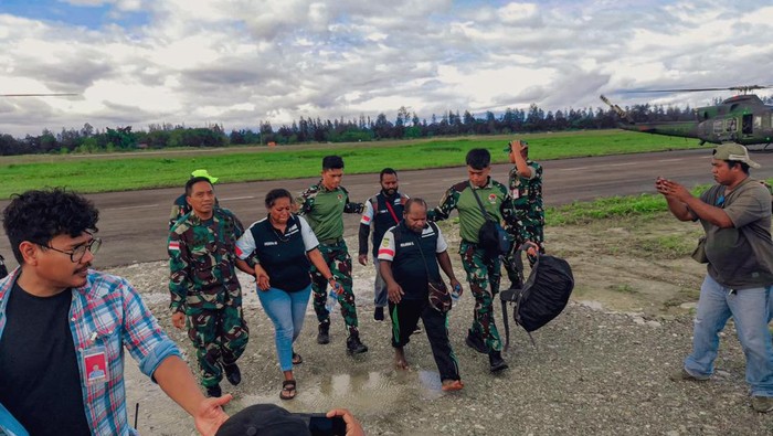 Sebanyak 13 warga dievakuasi dari Kabupaten Mimika, Papua Tengah usai KKB membunuh pilot helikopter asal Selandia Baru bernama Glen Malcolm Conning.