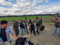 13 Nakes-Guru Dievakuasi ke Timika Imbas KKB Bunuh Pilot Selandia Baru