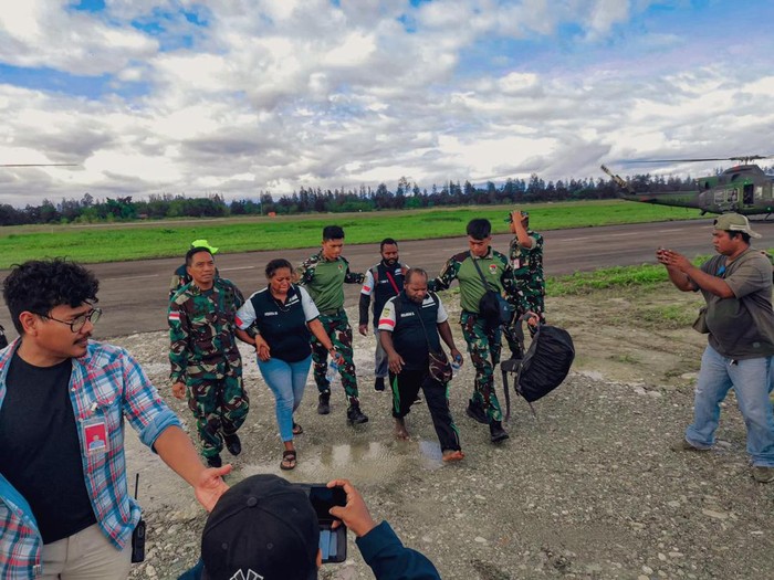 Sebanyak 13 warga dievakuasi dari Kabupaten Mimika, Papua Tengah usai KKB membunuh pilot helikopter asal Selandia Baru bernama Glen Malcolm Conning.