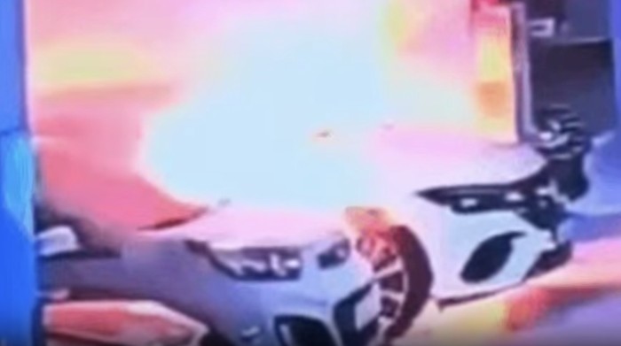 Mobil listrik Mercedes Benz EQE terbakar