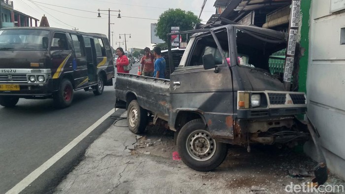Mobil pikap ringsek usai menabrak tiang gegara roda lepas di jalan Jogja-Solo, Tegalgondo, Klaten, Selasa (6/8/2024).