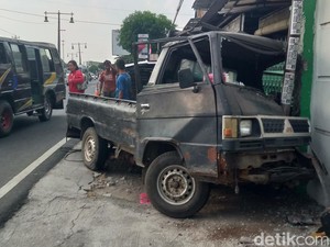 Roda Terlepas, Pikap Hantam Tiang hingga Ringsek di Tegalgondo Klaten