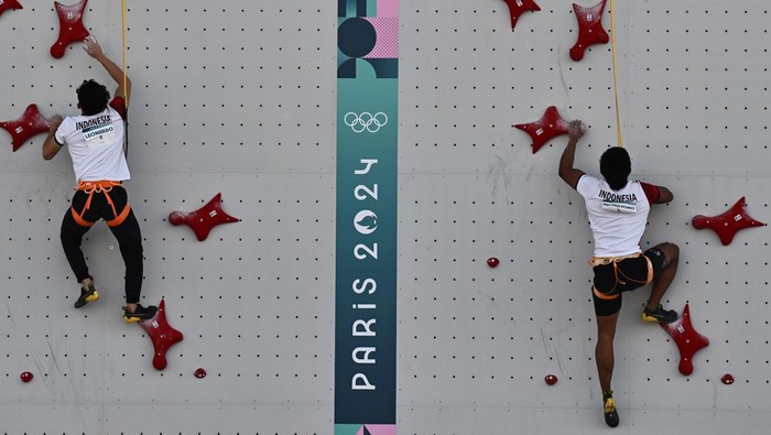 Atlet panjat tebing putra Indonesia Veddriq Leonardo (kiri) beradu cepat dengan atlet Indonesia lainnya Rahmat Adi Mulyono pada sesi eliminasi nomor speed putra Olimpiade Paris 2024 di Le Bourget Climbing Venue, Paris, Prancis, Selasa (6/8/2024). Veddriq Leonardo lolos ke perempat final dengan catatan terbaik 4,79 detik sedangkan Rahmat Adi Mulyono gagal lolos dengan catatan waktu terbaik 5,07 detik. ANTARA FOTO/Wahyu Putro A/Spt.
