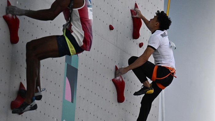 Atlet panjat tebing putra Indonesia Veddriq Leonardo (kiri) beradu cepat dengan atlet Indonesia lainnya Rahmat Adi Mulyono pada sesi eliminasi nomor speed putra Olimpiade Paris 2024 di Le Bourget Climbing Venue, Paris, Prancis, Selasa (6/8/2024). Veddriq Leonardo lolos ke perempat final dengan catatan terbaik 4,79 detik sedangkan Rahmat Adi Mulyono gagal lolos dengan catatan waktu terbaik 5,07 detik. ANTARA FOTO/Wahyu Putro A/Spt.