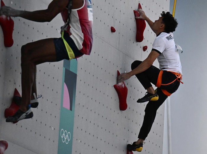 Atlet panjat tebing putra Indonesia Veddriq Leonardo (kiri) beradu cepat dengan atlet Indonesia lainnya Rahmat Adi Mulyono pada sesi eliminasi nomor speed putra Olimpiade Paris 2024 di Le Bourget Climbing Venue, Paris, Prancis, Selasa (6/8/2024). Veddriq Leonardo lolos ke perempat final dengan catatan terbaik 4,79 detik sedangkan Rahmat Adi Mulyono gagal lolos dengan catatan waktu terbaik 5,07 detik. ANTARA FOTO/Wahyu Putro A/Spt.