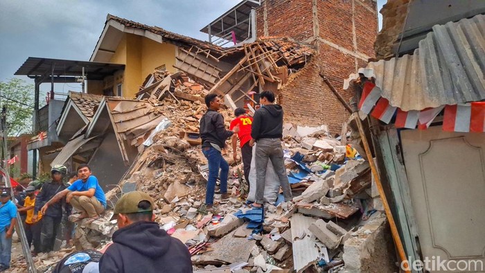 Tragedi Mengerikan: Rumah 3 Lantai Ambruk di Bandung, Dadang Terjebak di Reruntuhan