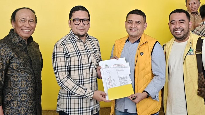 Munafri Arifuddin alias Appi (rompi kuning) menerima rekomendasi untuk maju di Pilwakot Makassar.