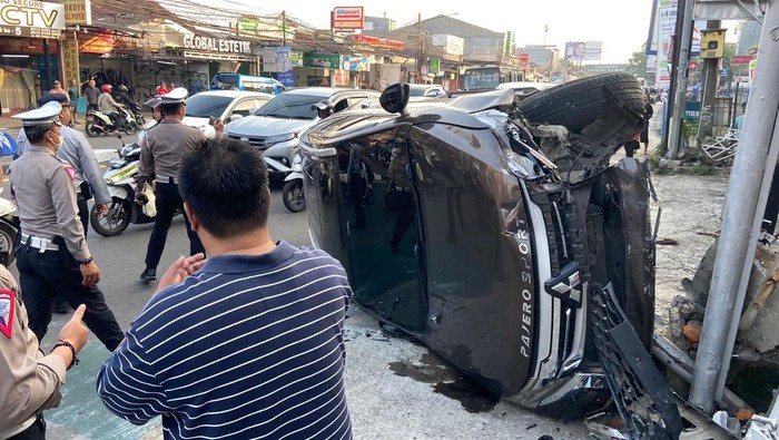 Pajero Tabrak Motor Parkir di Bogor