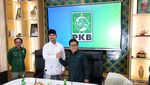 Pakai Sarung-Peci, Kaesang Sowan ke Cak Imin di DPP PKB