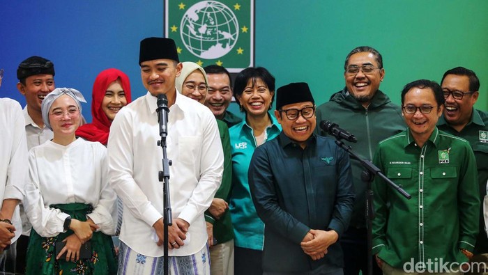 Ketum PSI, Kaesang Pangarep, menyambangi DPP PKB untuk bertemu Ketum PKB Muhaimin Iskandar atau Cak Imin, Selasa (6/8/2024). Kaesang datang dengan mengenakan sarung dan peci.