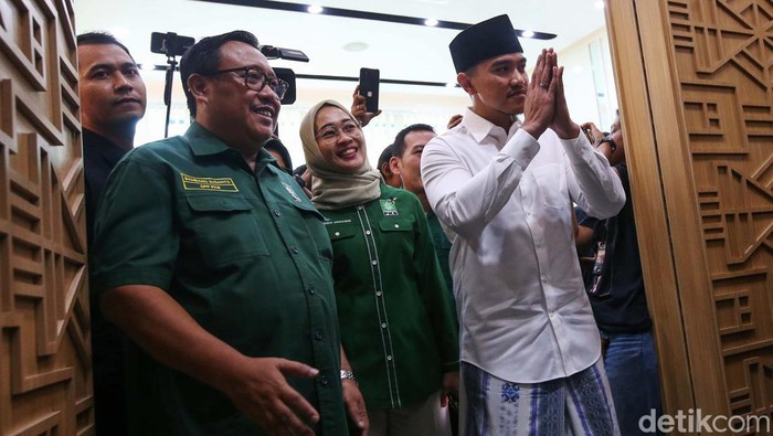 Ketum PSI, Kaesang Pangarep, menyambangi DPP PKB untuk bertemu Ketum PKB Muhaimin Iskandar atau Cak Imin, Selasa (6/8/2024). Kaesang datang dengan mengenakan sarung dan peci.