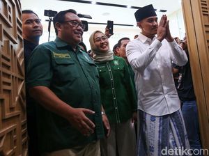Pakai Sarung-Peci, Kaesang Sowan ke Cak Imin di DPP PKB