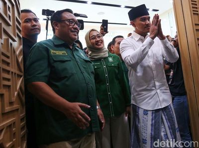Pakai Sarung-Peci, Kaesang Sowan ke Cak Imin di DPP PKB