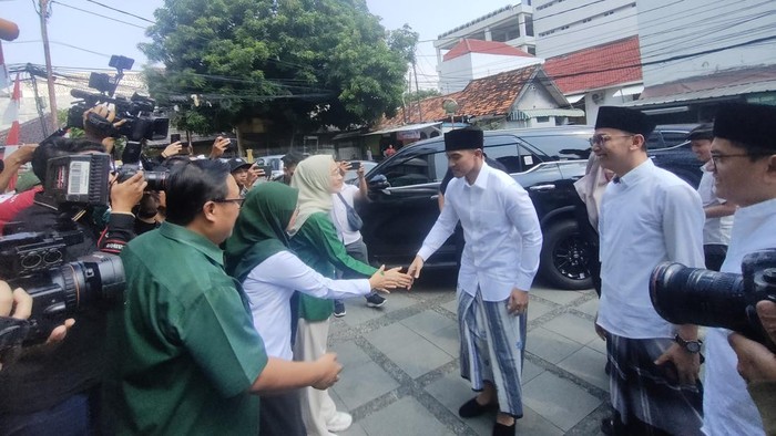 Ketum PSI, Kaesang Pangarep, menyambangi kantor DPP PKB bertemu Ketum PKB Muhaimin Iskandar atau Cak Imin. Kehadiran Kaesang disambut langsung oleh jajaran elite DPP PKB, Selasa (6/8/2024).