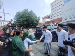 Gaya Kaesang Pakai Peci-Sarung saat Sowan ke PKB, Disambut Cak Imin