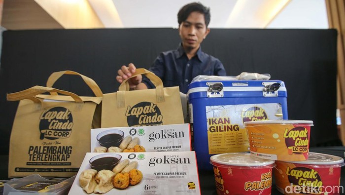 Sejumlah UMKM dari berbagai daerah di Indonesia yang tergabung dalam Damping menampilkan hasil karya mereka di Auditorium Kementerian Koperasi dan UKM RI pada Selasa (6/8/2024).