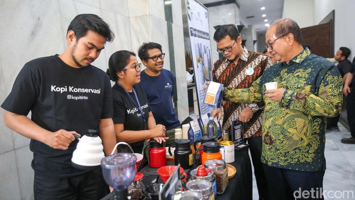 Pameran UMKM Dorong Pertumbuhan dan Inovasi Usaha Kecil Sejumlah UMKM dari berbagai daerah di Indonesia yang tergabung dalam Damping menampilkan hasil karya mereka di Auditorium Kementerian Koperasi dan UKM RI pada Selasa (6/8/2024).