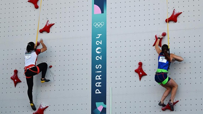 Atlet panjat tebing putri Indonesia Rajiah Sallsabillah (kiri) beradu cepat dengan atlet Spanyol Romaro Perez saat mengikuti kualifikasi nomor speed putri Olimpiade Paris 2024 di Le Bourget Climbing Venue, Paris, Prancis, Senin (5/8/2024). Dua atlet putri Indonesia Made Rita Kusuma Dewi dan Rajiah Sallsabillah lolos ke perempat final berkat catatan waktu penentuan seeded dengan catatan waktu 6,38 detik dan 6,58 detik. ANTARA FOTO/Wahyu Putro A/nz.