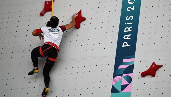 Atlet panjat tebing putri Indonesia Rajiah Sallsabillah (kiri) beradu cepat dengan atlet Spanyol Romaro Perez saat mengikuti kualifikasi nomor speed putri Olimpiade Paris 2024 di Le Bourget Climbing Venue, Paris, Prancis, Senin (5/8/2024). Dua atlet putri Indonesia Made Rita Kusuma Dewi dan Rajiah Sallsabillah lolos ke perempat final berkat catatan waktu penentuan seeded dengan catatan waktu 6,38 detik dan 6,58 detik. ANTARA FOTO/Wahyu Putro A/nz.