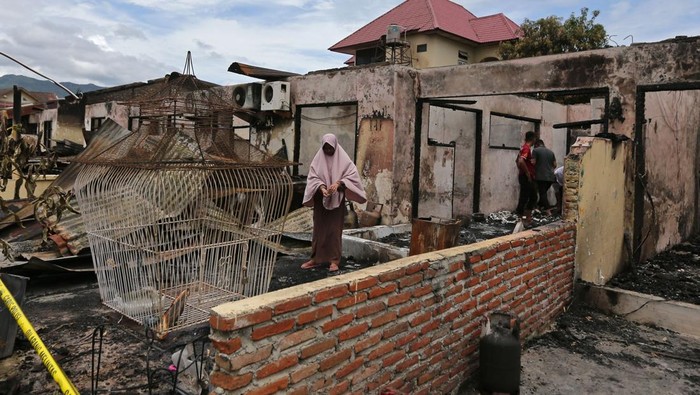 Penghuni asrama Polisi mengumpulkan sisa barang  di antara puing bangunan pascakebaran asrama tersebut di Desa Lamteumen Barat, Banda Aceh, Aceh, Selasa (6/8/2024). Kebakaran yang menghangus sebanyak 10 unit rumah di asrama Polisi itu diduga akibat hubungan arus pendek listrik. ANTARA FOTO/Ampelsa/Spt.