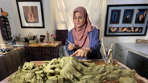 Artist and sculptor Amal Fadl works on a sculpture, inspired by the ongoing conflict in Gaza, at her studio in Sanaa, Yemen July 18, 2024. REUTERS/Khaled Abdullah